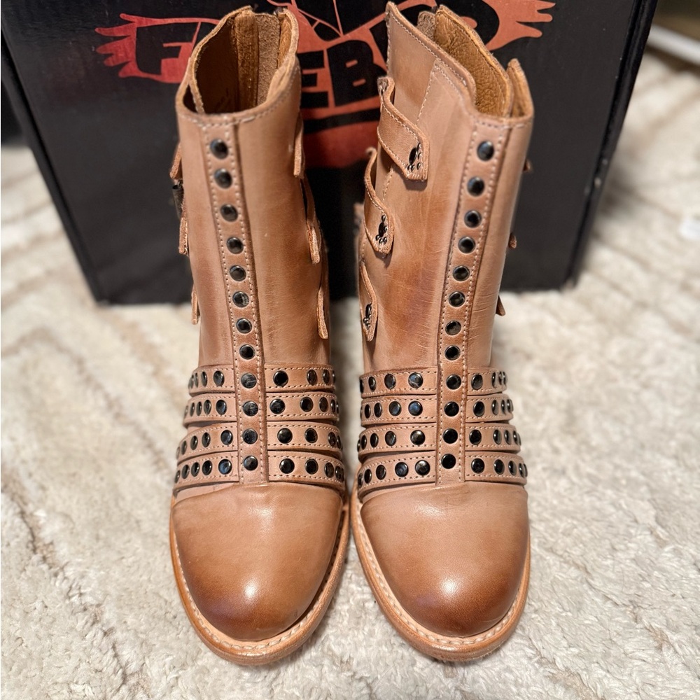 Freebird by Steven CITADEL TAUPE SZ 8 NWT, Box, and Dust bags included